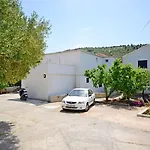 Milan 로고즈니차