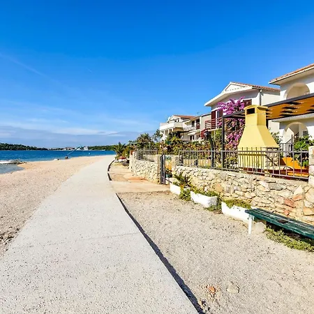 Milan 로고즈니차