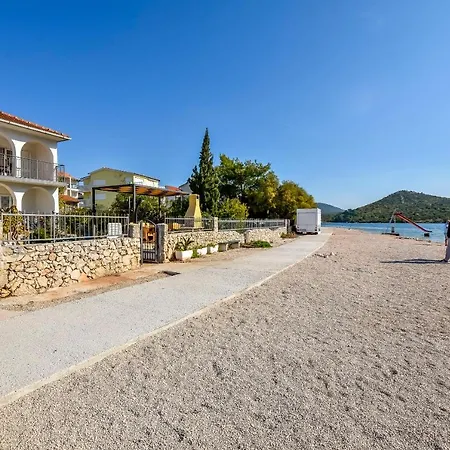 Milan * 로고즈니차