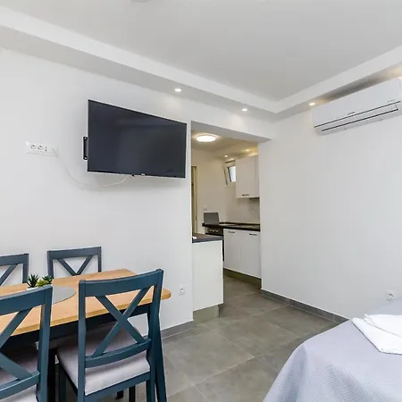 아파트 Milan 로고즈니차