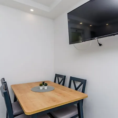 Milan 로고즈니차