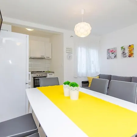 Milan 로고즈니차