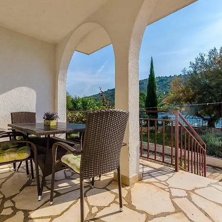 아파트 Milan 로고즈니차